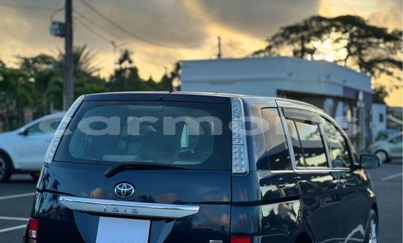Buy Used Toyota ISis Black Car in Baie du Cap in Savanne District Buy Used Toyota ISis Black Car in Baie du Cap in Savanne District