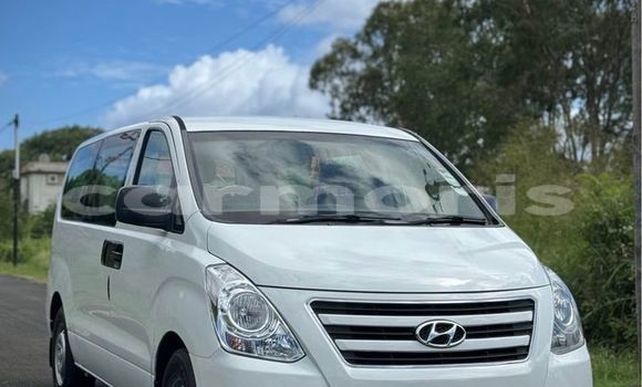 Buy Used Hyundai H1 White Car in Baie du Cap in Savanne District Buy Used Hyundai H1 White Car in Baie du Cap in Savanne District