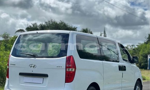 Buy Used Hyundai H1 White Car in Baie du Cap in Savanne District Buy Used Hyundai H1 White Car in Baie du Cap in Savanne District