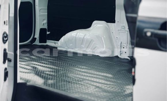 Buy Used Hyundai H1 White Car in Baie du Cap in Savanne District Buy Used Hyundai H1 White Car in Baie du Cap in Savanne District