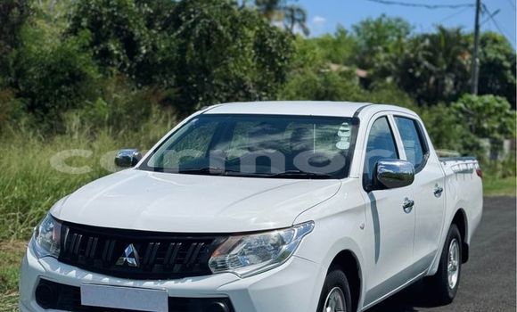 Buy Used Mitsubishi L200 White Car in Arsenal in Pamplemousses District