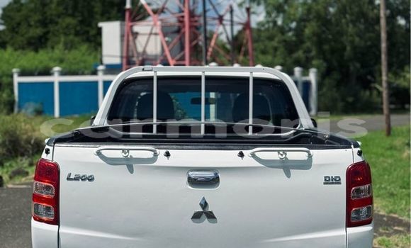Buy Used Mitsubishi L200 White Car in Arsenal in Pamplemousses District Buy Used Mitsubishi L200 White Car in Arsenal in Pamplemousses District