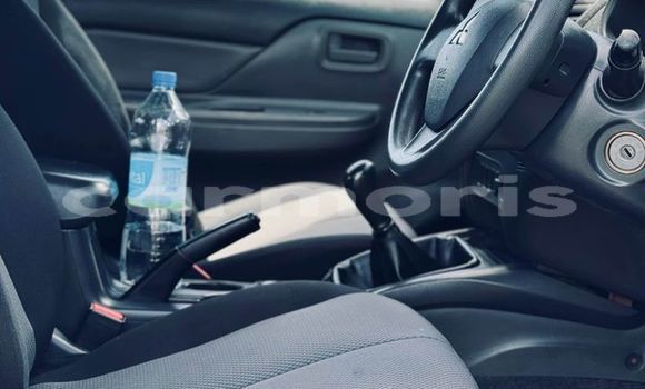 Buy Used Mitsubishi L200 White Car in Arsenal in Pamplemousses District Buy Used Mitsubishi L200 White Car in Arsenal in Pamplemousses District