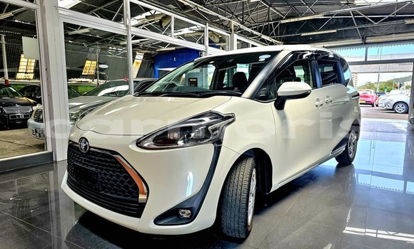 Buy Used Toyota Sienta White Car in Baie du Cap in Savanne District Buy Used Toyota Sienta White Car in Baie du Cap in Savanne District