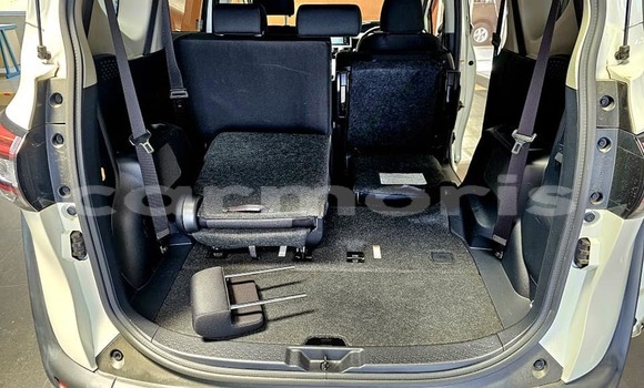 Buy Used Toyota Sienta White Car in Baie du Cap in Savanne District Buy Used Toyota Sienta White Car in Baie du Cap in Savanne District