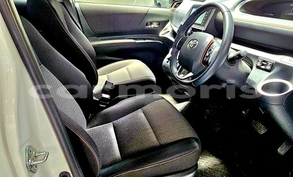 Buy Used Toyota Sienta White Car in Baie du Cap in Savanne District Buy Used Toyota Sienta White Car in Baie du Cap in Savanne District