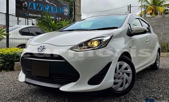Buy Used Toyota Aqua White Car in Baie du Cap in Savanne District Buy Used Toyota Aqua White Car in Baie du Cap in Savanne District