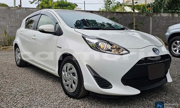 Buy Used Toyota Aqua White Car in Baie du Cap in Savanne District Buy Used Toyota Aqua White Car in Baie du Cap in Savanne District