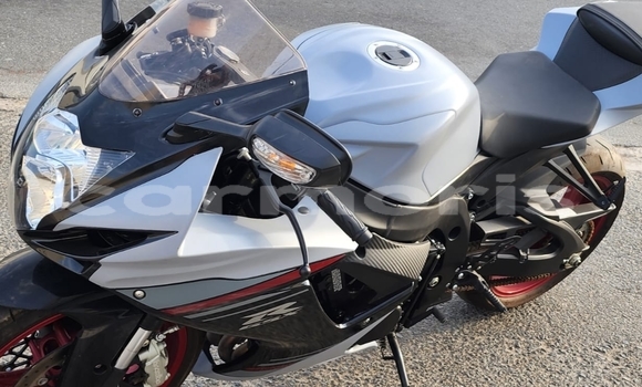 Buy Used Suzuki GSX–R Silver Bike in Port Louis in Port Louis District Buy Used Suzuki GSX–R Silver Bike in Port Louis in Port Louis District