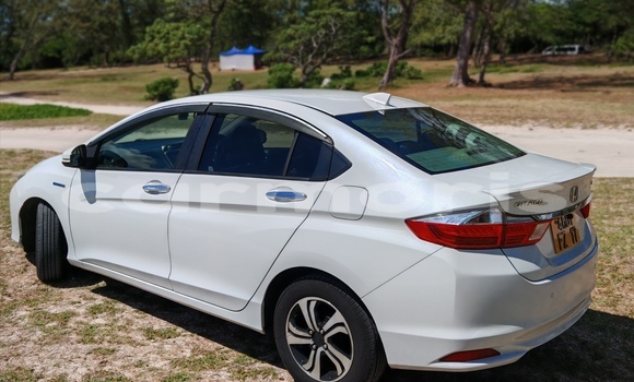 Buy Used Honda Grace White Car in Bel Air in Flacq Buy Used Honda Grace White Car in Bel Air in Flacq