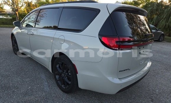 Buy Used Chrysler Pacifica White Car in Port Louis in Port Louis District Buy Used Chrysler Pacifica White Car in Port Louis in Port Louis District
