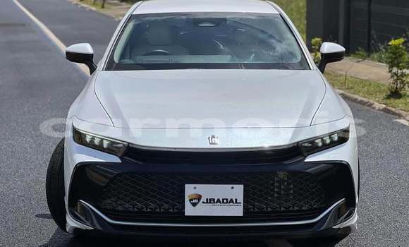 Buy Used Toyota Crown White Car in Moka in Moka Buy Used Toyota Crown White Car in Moka in Moka