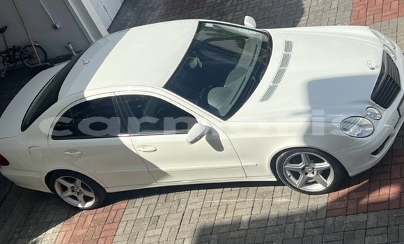 Acheter Occasion Voiture Mercedes-Benz E200 Blanc à Rivière du Rempart, Rivière du Rempart Acheter Occasion Voiture Mercedes-Benz E200 Blanc à Rivière du Rempart, Rivière du Rempart