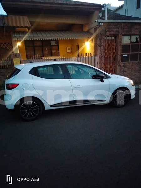 Big with watermark renault clio plaines wilhems district quatre bornes 7500