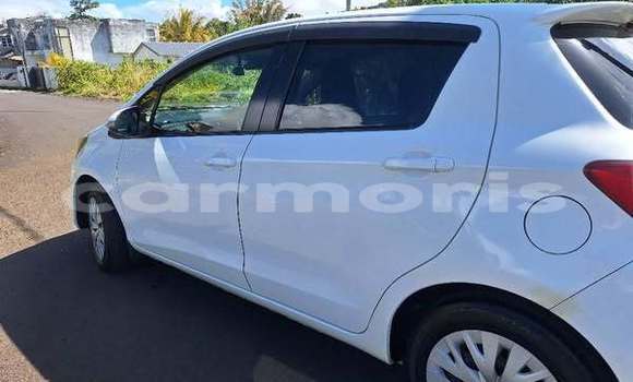 Acheter Occasion Voiture Toyota Vitz Blanc à Vacoas–Phoenix, Plaines Wilhems District Acheter Occasion Voiture Toyota Vitz Blanc à Vacoas–Phoenix, Plaines Wilhems District