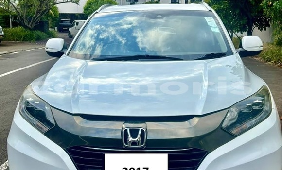 Buy Used Honda vezel White Car in Anse La Raie in Rivière du Rempart District