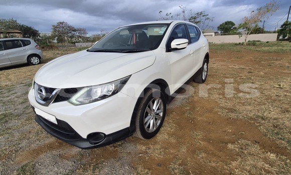 Buy Used Nissan Qashqai White Car in Triolet in Pamplempousses