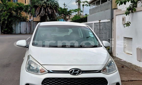 Buy Used Hyundai i10 White Car in Quatre Bornes in Plaines Wilhems District
