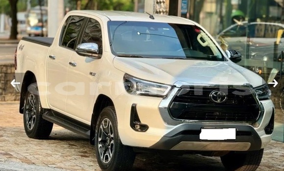 Buy Used Toyota Hilux White Car in Camp de Masque in Flacq
