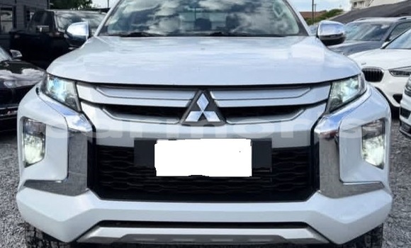 Buy Used Mitsubishi L200 White Car in Bel Ombre in Savanne Buy Used Mitsubishi L200 White Car in Bel Ombre in Savanne