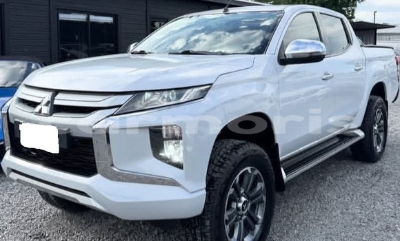 Buy Used Mitsubishi L200 White Car in Bel Ombre in Savanne Buy Used Mitsubishi L200 White Car in Bel Ombre in Savanne