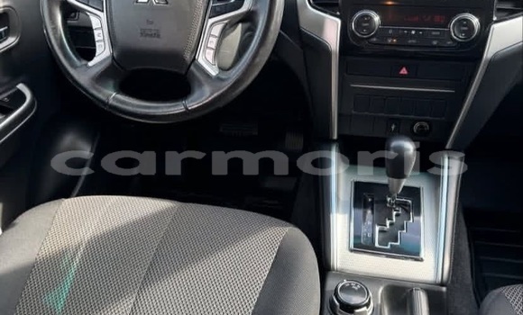 Buy Used Mitsubishi L200 White Car in Bel Ombre in Savanne Buy Used Mitsubishi L200 White Car in Bel Ombre in Savanne