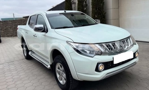 Buy Used Mitsubishi L200 White Car in Bel Ombre in Savanne Buy Used Mitsubishi L200 White Car in Bel Ombre in Savanne
