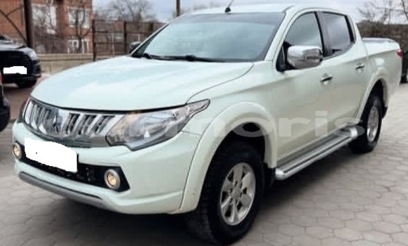 Buy Used Mitsubishi L200 White Car in Bel Ombre in Savanne Buy Used Mitsubishi L200 White Car in Bel Ombre in Savanne