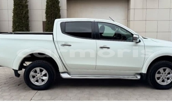 Buy Used Mitsubishi L200 White Car in Bel Ombre in Savanne Buy Used Mitsubishi L200 White Car in Bel Ombre in Savanne