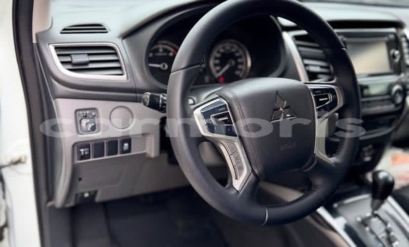 Buy Used Mitsubishi L200 White Car in Bel Ombre in Savanne Buy Used Mitsubishi L200 White Car in Bel Ombre in Savanne