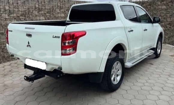 Buy Used Mitsubishi L200 White Car in Bel Ombre in Savanne Buy Used Mitsubishi L200 White Car in Bel Ombre in Savanne