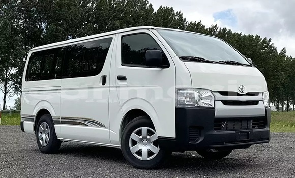 Buy Used Toyota HiAce White Truck in Arsenal in Pamplemousses District
