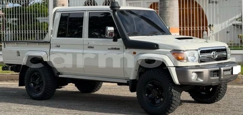 Big with watermark toyota land cruiser savanne bel ombre 8118