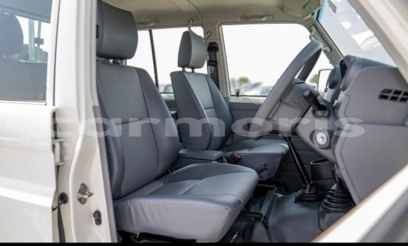 Buy Used Toyota Land Cruiser White Car in Bel Ombre in Savanne Buy Used Toyota Land Cruiser White Car in Bel Ombre in Savanne