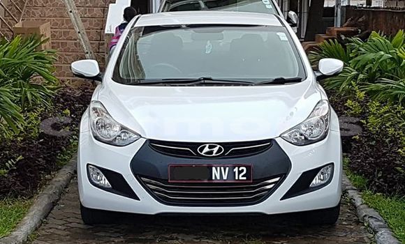 Buy Used Hyundai Elantra White Car in Curepipe in Plaines Wilhems District